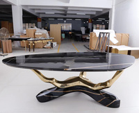 Tables basses irrégulières personnalisées combinant le marbre et le laiton, meubles décoratifs artistiques, avec une créativité unique