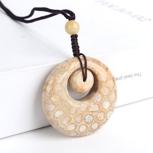 Nouveau Pendentif Donut en Cristal de Jade Corail Naturel Sculpté, Design Artisanat, Motif Mère-Enfant, pour la Fabrication de Bijoux - Product Image 1