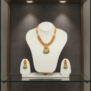 Conjunto de collar tradicional chapado en oro con cadena de perlas, colgante de piedra roja y verde con acabado antiguo, gotas de cuentas verdes y detalles a juego. - Product Image 1