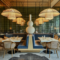 Ensemble complet de meubles de restaurant commercial Ron Group : tables en marbre, chaises bleues rembourrées, banquettes.