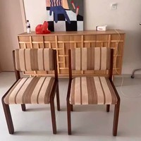 Chaise de salle à manger rétro mi-siècle avec dossier en bois massif et assise rembourrée, idéale pour petit appartement et usage domestique