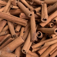 Vente en gros en vrac d'écorces de cannelle cassia séchées brutes, bâtonnets de cannelle chinoise, épices d'exportation de qualité alimentaire pour la cuisine