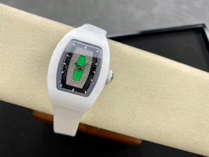 Emergiendo de Forma Inesperada como Estrella del Mundo Online, un Modelo de Celebridad con un Reloj Mecánico de Movimiento Especialmente Personalizado - Product Image 2