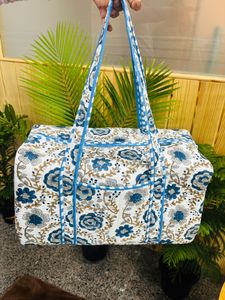Bolsa de Viaje Grande de Algodón Acolchado Hecha a Mano con Diseño Estampado en Bloque, Bolsa de Mano para Mujer para Fin de Semana - Product Image 2