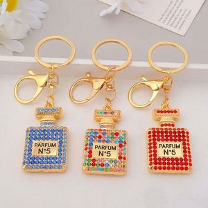 Porte-clés de luxe coloré en forme de flacon de parfum, entièrement orné de diamants, brillant, pour voiture - Product Image 2