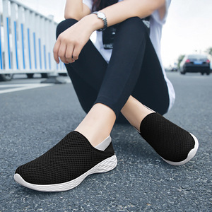 Chaussures de marche décontractées Fly Knit à bout rond, en maille respirante, semelle extérieure en caoutchouc, légères, pour femmes et hommes, idéales pour l'été - Product Image 1