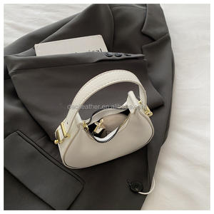 Sac fourre-tout zippé pour femme, style rétro décontracté, design plissé tendance, sac de transport simple à porter à la main, avec chaînes sous les bras - Product Image 5