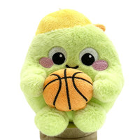 Fabricant de jouets en peluche d'anime personnalisé personnage de dessin animé poupée verte en peluche tenant des jouets en peluche de basket-ball