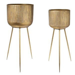 Ensemble de deux pots de fleurs en métal poli doré avec support, jardinière en métal fini or au design personnalisé pour jardin extérieur - Product Image 6