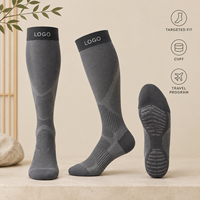 Chaussettes de compression sportives gris foncé à compression graduée pour mollets, avec tableau de mesure, manchette plus large et tricot à bout plat