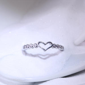 Anillo de Plata 925 con Forma de Corazón B2822 con Cristales Redondos Engastados en Canal para Uso Diario de Mujeres. - Product Image 4