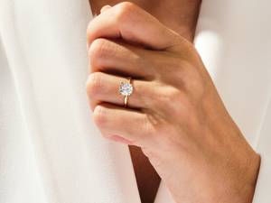 Anillo de Halo de corte redondo de 1-2 CT, anillo de compromiso de diamante solitario con banda oculta dorada, anillo de diamante de promesa - Product Image 3