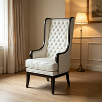 Fauteuil d'appoint capitonné à dossier haut avec revêtement en cuir crème et structure en bois foncé pour salon, balcon ou hôtel