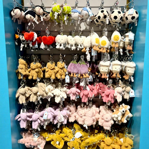 Portachiavi in peluche stile Jellycat, orsetto <span class=keywords><strong>di</strong></span> Barcellona con corno, ciondolo <span class=keywords><strong>a</strong></span> forma <span class=keywords><strong>di</strong></span> zucchero <span class=keywords><strong>di</strong></span> coda, giocattolo morbido in EVA, regalo unisex all'ingrosso - Product Image 1