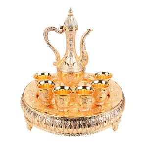Juego de Té Decorativo Estilo Dorado con Jarra de Metal Ornamentada, Seis Tazas y Bandeja Redonda para Presentaciones Tradicionales y de Primera Calidad - Product Image 4