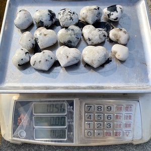 Commercio all'ingrosso naturale macchia nera bianco pietra di luna cuore di cristallo di quarzo pietra curativa di alta qualità intagliato per la decorazione domestica - Product Image 6