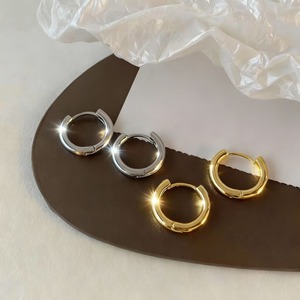 Boucles d'oreilles européennes et américaines à la mode en acier inoxydable et titane, boucles d'oreilles classiques en forme d'arc, petites boucles simples. - Product Image 3