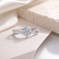 Bague en Moissanite Argent S925 Un Carat Rond Six Griffes Bande Courbe à Accents Divisés Cadeau de Mariage pour Femme