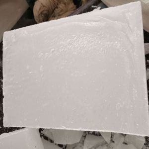 Prix d'usine 58 tonnes de cire de paraffine solide semi-raffinée de la Chine pour la fabrication de bougies - Product Image 5