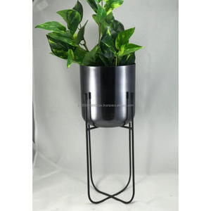 Soporte Grande de Hierro para Macetas, Decoración de Jardín para el Hogar, QAMAR OVERSEAS QO-1070, Acabado Cromado para Uso en Exteriores, Diseño para Plantas - Product Image 3