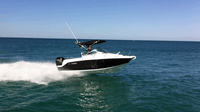 Cabine de bateau de pêche de luxe de yacht de sport à grande vitesse en fibre de verre avec échelle d'eau de pare-brise de moteur hors-bord pour le divertissement