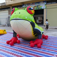 Grande grenouille gonflable réaliste et colorée avec pattes rouges pour l'affichage dans les zoos et les aires de jeux pour enfants