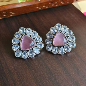 Triangle à la mode Monalisa oxydé goujons finition argent laiton en vrac bijoux de mode pour femmes boucles d'oreilles ethniques - Product Image 1