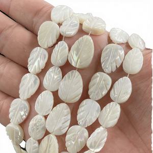 Perles en os et corail blancs sculptés en forme de feuille d'arbre naturelle pour la fabrication de bijoux, certifiées par un tiers - Product Image 4