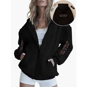 Neue große, elegante Freizeitkleidung für Damen aus Strick für den Frühling – „ICH BIN NUR FÜR EINEN MOMENT HIER“ mit Mehrfachdruck und durchgehendem Reißverschluss vorne - Product Image 3
