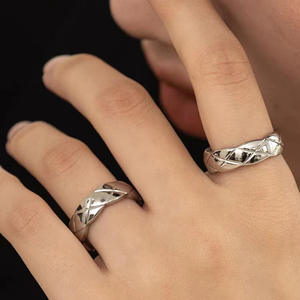 Bague en titane plaqué or 18 carats de style européen, motif losanges brillants, pour femmes - Product Image 3