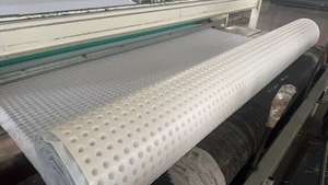 Tabla de drenaje de plástico de alto flujo con canales para paisajismo y drenaje trasero de muros de contención - Product Image 3