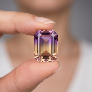 Ametrine bicolore créée en laboratoire en gros, 4,05 carats |   Coupe coussin |   Traitement thermique |   Effet lumineux |   Pierre précieuse africaine non montée - Product Image 1