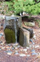 Fontaine d'eau en basalte personnalisée, colonne de roche sculptée à la main, style moderne, pour les jardins extérieurs - Durable et écologique
