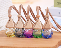 Bouteille de parfum en verre de luxe personnalisée de 8ml contenant de désodorisant suspendu pour bureau moderne pour ornements de voiture et pendentif d'huiles essentielles