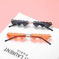 Petites Lunettes de Soleil sans Monture Style Punk Vague Femme Luxe Mode Rouge Rose Cœur Unique Rectangle Verres de Soleil pour Femme Vintage Lunettes