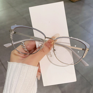 Gafas de Moda IStapromo con Protección Anti-Luz Azul y Lentes que Cambian de Color, Montura con Incrustaciones de Diamantes, Estilo Moderno y Personalizado - Product Image 4