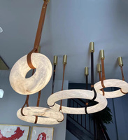 Lampes suspendues et lustres en albâtre luxueux télécommandés alimentés pour la décoration de la maison de conception de salon d'hôtel