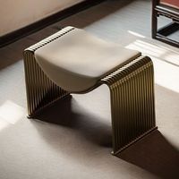 Fauteuil d'appoint moderne minimaliste de luxe léger avec structure en métal et siège en cuir véritable pour la salle d'attente, le changement de chaussures et le salon