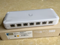 Commutateur Ubiquiti UniFi Switch Ultra 210W (USW-Ultra-210W) 8 ports Gigabit PoE+ géré, budget PoE de 202W, montable au mur