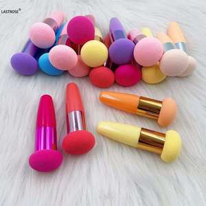 Esponja de maquillaje al por mayor con mango para base de maquillaje, aplicador de polvo cosmético suave para rostro - Product Image 1