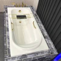 Baignoire à immersion de luxe de style traditionnel en fonte de 1400 mm, à encastrer, avec drain intégré et poignées dorées, pour appartement