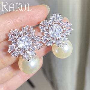 ต่างหูแต่งงานแบบติดหูประดับเพชรคิวบิกเซอร์โคเนียรูปเกล็ดหิมะสีขาวแดง รุ่น RAKOL EP075 - Product Image 4