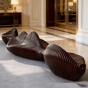 Banc en bois sculptural de luxe Y733, construction à lattes ondulées, pour salon VIP, restaurant, musée d'art, ambiance intérieure et extérieure - Product Image 1