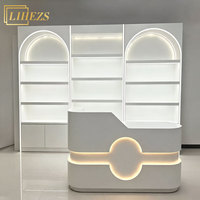 Meuble mural de salon blanc minimaliste personnalisé avec éclairage, étagères pour magasin de maquillage, pour centre de beauté commercial
