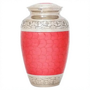Urne en laiton élégante et artisanale avec surface lisse pour commémorer les êtres chers par Axiom Home Accents, artisanat détaillé - Product Image 1