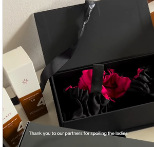 Scatola parrucca personalizzata all'interno di raso borsa con coulisse custodia con logo in cartone stampato da donna con fermaglio per capelli pettine in pizzo - Product Image 3