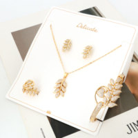 NYH Bijoux en Gros, Nouveauté Ensemble de Bijoux 4 Pièces en Alliage de Cuivre Plaqué Or, Motif Feuille de Monstera, Style Minimaliste, Tendance et Luxe pour Femme