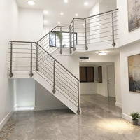 Escalier flottant intérieur sur mesure YU pour maisons, design moderne en acier au carbone avec marches en bois de chêne