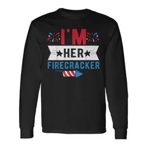 T-shirt a maniche lunghe coordinata per coppia del 4 luglio, con stampa “I'm Her Firecracker” - Product Image 1