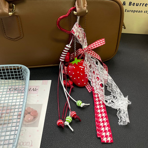 Llavero con Cadena y Colgante de Corazón Rosa Degradado con Fresas para Estuche de Teléfono, Llavero para AirPods, Adorno Colgante para Auriculares - Product Image 3